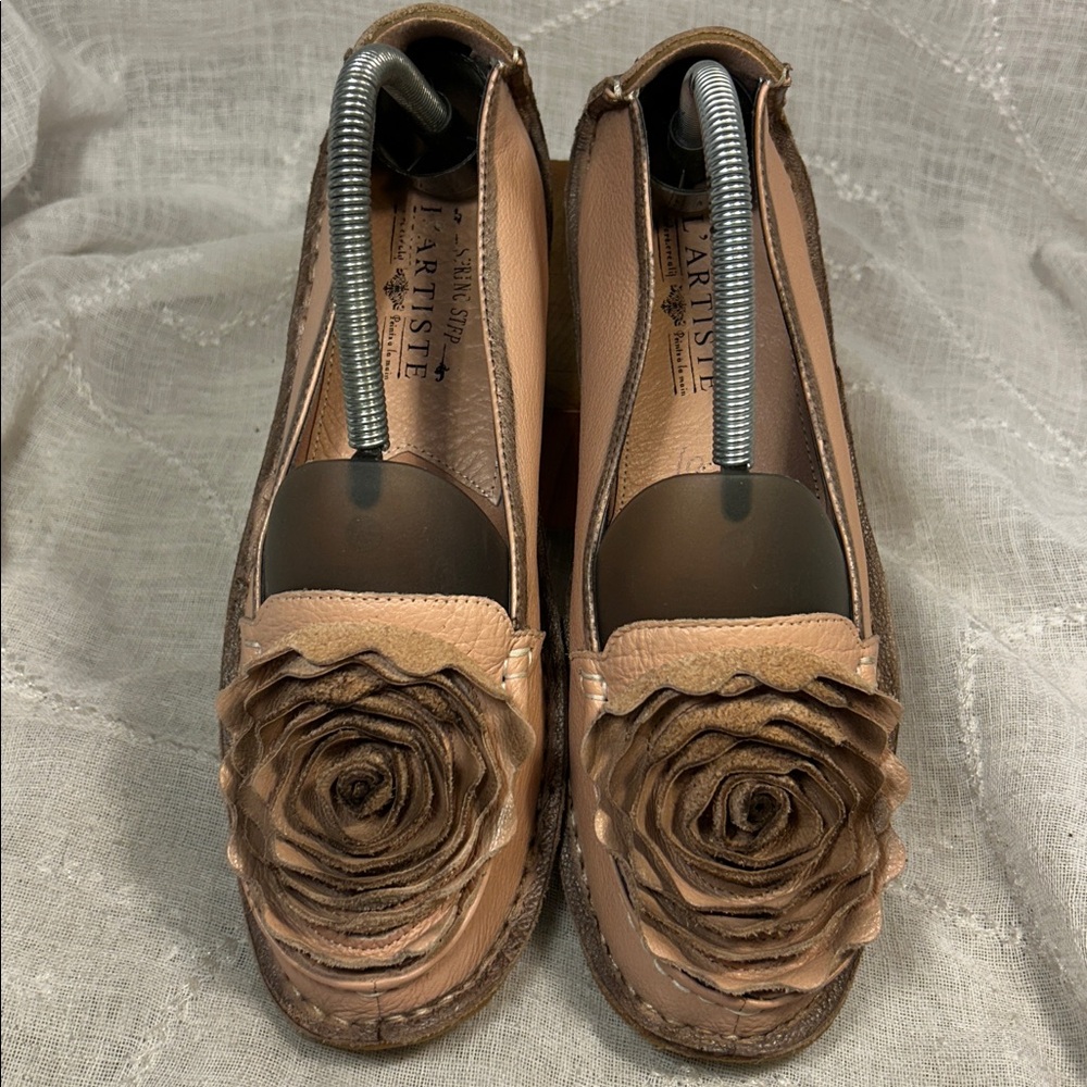 NWOT L’Artiste leather rose floral appliqué slide in flats soft